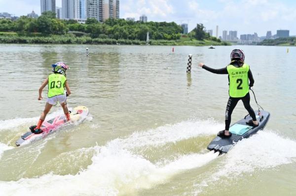 青岛大姐太飒了！58岁散打冠军海上玩起“水上漂”(图1)