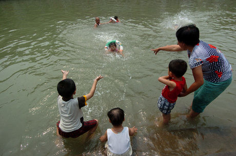 云南一民间裸泳区遭曝光裸泳者怕其消失急得跳脚(图1)