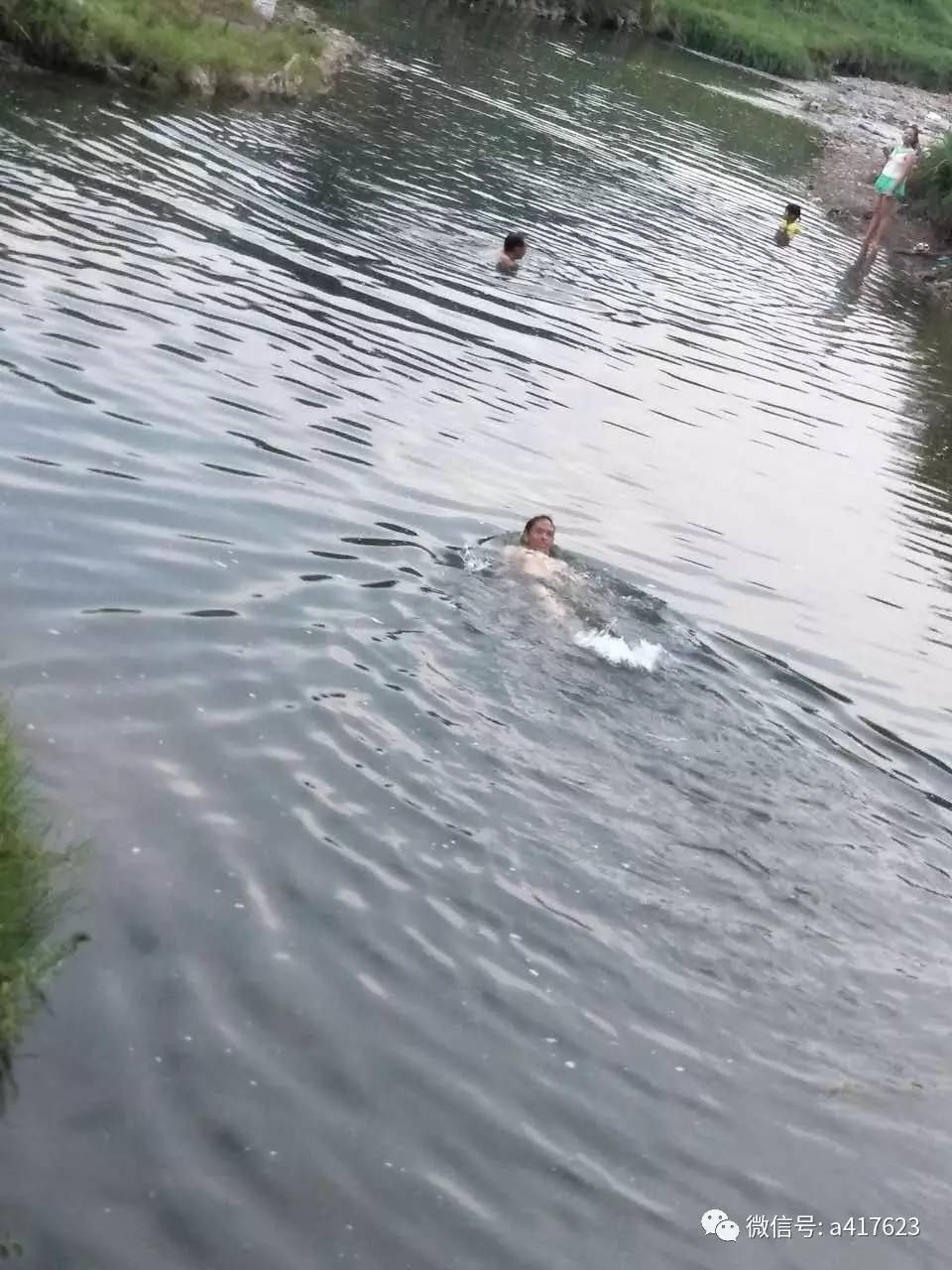 农村夏天小女孩在河里游泳(图1)