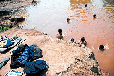 农村孩子家门口畅游(图1)