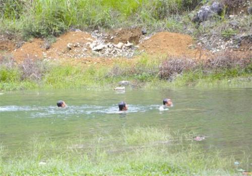 乡村游泳池迎来第一批游泳测试通过的孩子接下来还有第二批、第三批……一起努力一起加油！相信一切美好都会留给心有梦想而努力拼搏的人！(图1)