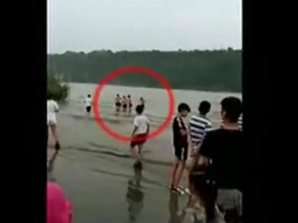 农村6个小孩下水游泳-爱奇艺(图1)