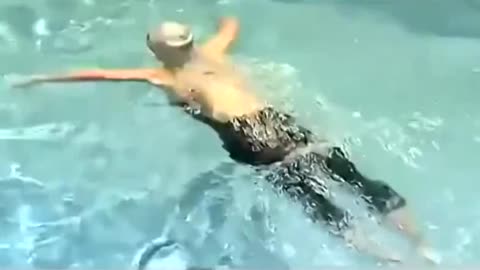 水深仅1米100多名女生却同时溺水是什么把她们瞬间拖入海底？(图1)