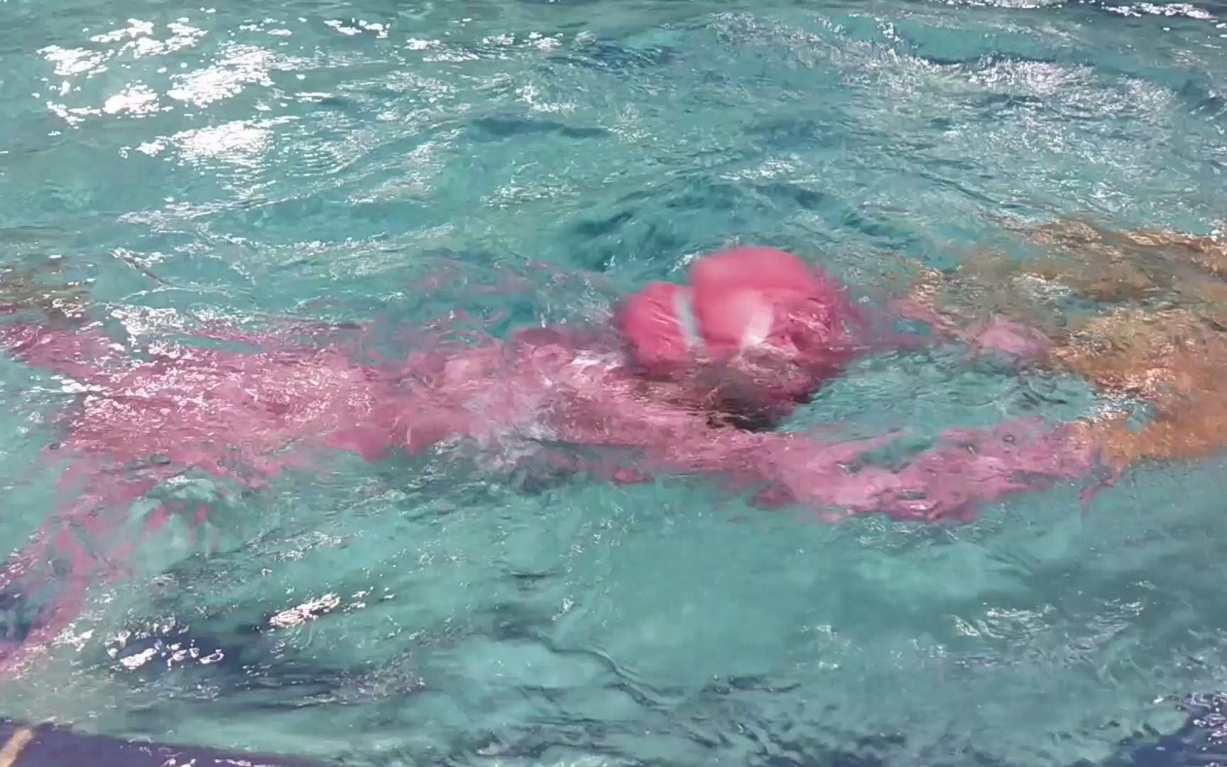 首届“疆湖游·大美新疆”系列游泳活动在金沙滩举行(图1)