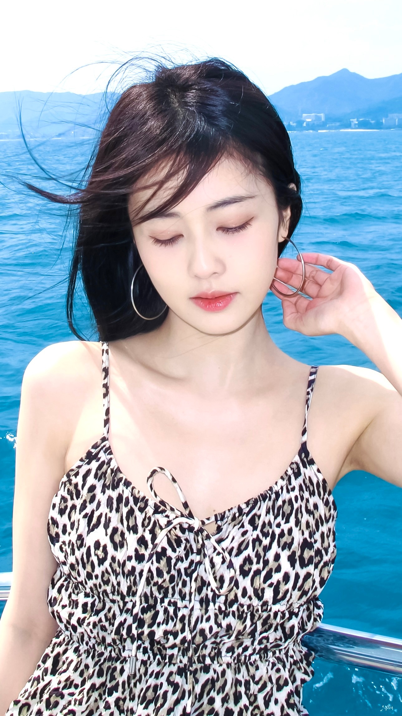 白鹿夏日写真惊艳曝光!粉色吊带裙下她是海边最灵动的精灵(图1)